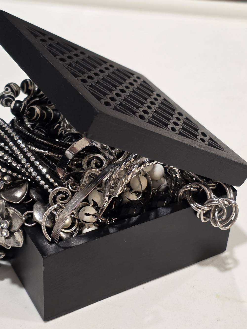 MysteryJewelry Bundle: Necklaces, Bracelets & Earrings - Picture 3 of 7
